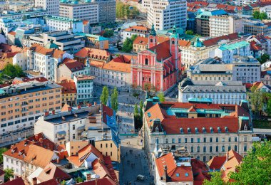 Fransisken Annunciation Kilisesi ve Slovenya'da Ljubljana tarihi merkezinde Preseren Meydanı'nda insanlar