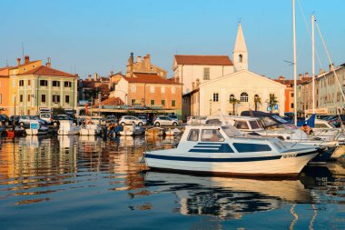 Izola, Slovenya - 24 Nisan 2018: İzola balıkçı köyünde Adriyatik Denizi'nde teknelerle limanın dolgusu, Slovenya