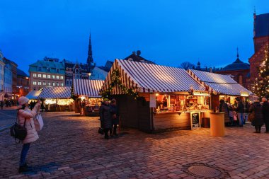 Riga, Letonya - 28 Aralık 2017: Letonya'da kış riga'da Dome meydanında insanlar ve Noel pazarı.