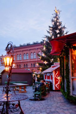 Riga, Letonya - 28 Aralık 2017: Letonya'da kış riga'da Dome meydanında insanlar ve Noel pazarı.