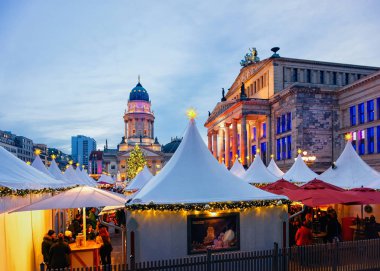 Berlin, Almanya - 13 Aralık 2017: Gendarmenmarkt'ta Noel Pazarı, Kış Berlin'de, Almanya. Advent Fuar Dekorasyon ve Çarşı üzerinde El Sanatları Öğeleri ile Tezgahlar.