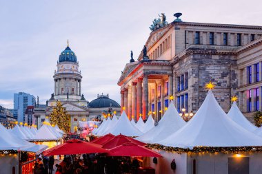 Berlin, Almanya - 13 Aralık 2017: Gendarmenmarkt'ta Noel Pazarı, Kış Berlin'de, Almanya. Advent Fuarı Dekorasyon ve Tezgahlar Çarşı üzerinde El Sanatları Öğeleri ile.