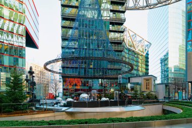 Berlin, Almanya - 13 Aralık 2017: Winter Berlin,Almanya'daki Potsdamer Platz'daki Sony Center'da Noel Pazarı. 