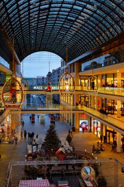 Berlin, Almanya - 12 Aralık 2017: Santa Claus Alışveriş Merkezi'nde Berlin ve Noel dekorasyonu ve ışıkları, Berlin, Almanya. Perakende mağazaları iç.