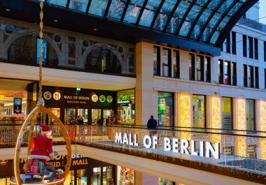 Berlin, Almanya - 12 Aralık 2017: Mall of Berlin'de Noel Baba ve Noel dekorasyonu ve ışıkları, Berlin, Almanya. Perakende mağazaları iç.