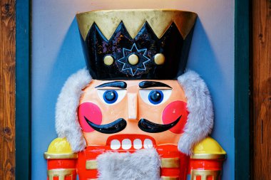 Kış Berlin'de Kaiser Wilhelm Memorial Kilisesi'nde Noel Pazarı'nda Fındıkkıran, Almanya. Advent Fuarı Dekorasyon ve Tezgahlar Çarşı üzerinde El Sanatları Öğeleri ile.