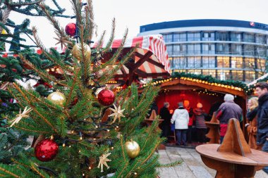 Berlin, Almanya - 11 Aralık 2017: Almanya'da Winter Berlin'deki Kaiser Wilhelm Memorial Kilisesi'nde Noel Ağacı ve noel pazarı tezgahları. Advent Fuar Dekorasyon ve El Sanatları Öğeleri ile Tezgahları