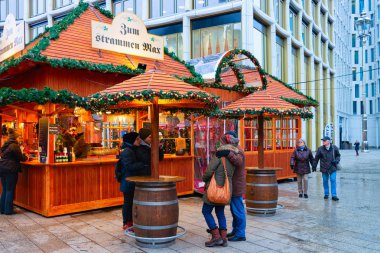 Berlin, Almanya - 11 Aralık 2017: Christmas Market tezgahlarında insanlar, Winter Berlin'deki Kaiser Wilhelm Memorial Kilisesi'nde. Advent Fuarı Dekorasyon ve Tezgahlar Ile El Sanatları Öğeleri Çarşı'da.