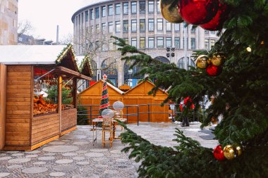 Almanya'da Kış Berlin'deki Kaiser Wilhelm Memorial Kilisesi'nde Noel Ağacı ve Noel Pazarı'nda sayaçlar. Advent Fuarı Dekorasyon ve Tezgahlar Çarşı üzerinde El Sanatları Öğeleri ile