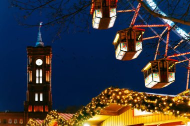 Gece Noel Pazarında Dönme Dolap, Belediye Binası, Berlin, Kış Almanyası.