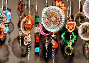 Noel dekorasyonu, Kış Berlin Belediye Binası'nda Noel Pazarı, Almanya. Advent Fuarı ve Çarşıda El Sanatları Öğeleri ile Tezgahlar.