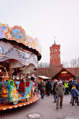 Berlin, Almanya - 10 Aralık 2017: Winter Berlin, Almanya'daki Belediye Binası'ndaki Noel Pazarı Carousel'de İnsanlar. Çarşıda El Sanatları Öğeleri ile Advent Fuar Dekorasyon ve Tezgahlar.