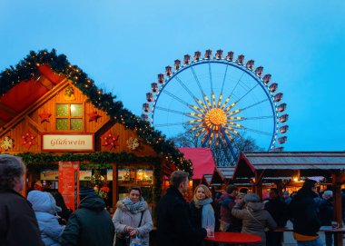 Berlin, Almanya - 10 Aralık 2017: Berlin, Kış Almanyası'ndaki Town Hall'da Gece Noel Pazarında Dönme Dolap'taki ler.