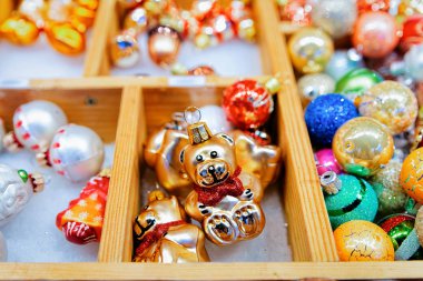 Kış Berlin Belediye Binası'nda Noel Pazarında Cam Noel ağacı süslemeleri, Almanya. Advent Fuarı ve El Sanatları Öğeleri ile Tezgahlar, Çarşı üzerinde.