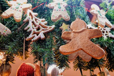 Kış Berlin Alexanderplatz Noel Pazarında Gingerbread çerezleri, Almanya. Advent Fuar Dekorasyon ve Tezgahlar El Sanatları Öğeleri ile, Çarşı üzerinde.