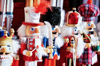 Kış Berlin Alexanderplatz Noel Pazarında Fındıkkıran, Almanya. Advent Fuarı Dekorasyon ve El Sanatları Öğeleri ile Tezgahlar, Çarşı.