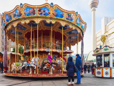 Berlin, Almanya - 10 Aralık 2017: Couple at Christmas Market in Alexanderplatz in Alexanderplatz, Almanya. Çarşıda El Sanatları Öğeleri ile Advent Fuar Dekorasyon ve Tezgahlar.