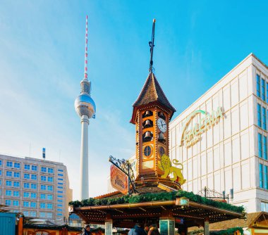 Berlin, Almanya - 10 Aralık 2017: Berlin Kış'taki Alexanderplatz'da Fernsehturm ve Noel Pazarı, Almanya. Advent Fuar Dekorasyon ve Tezgahlar El Sanatları Öğeleri ile, Çarşı üzerinde.