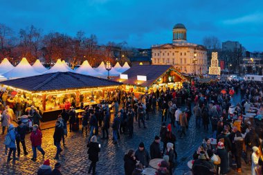 Berlin, Almanya - 9 Aralık 2017: Winter Berlin'de Charlottenburg Sarayı yakınlarındaki Gece Noel Pazarı, Almanya. Advent Fuar Dekorasyon ve Çarşı üzerinde El Sanatları Öğeleri ile Tezgahlar.