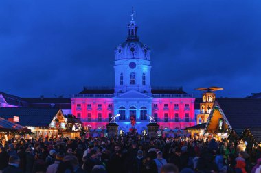 Berlin, Almanya - 9 Aralık 2017: Charlottenburg Palace yakınlarındaki Gece Noel Pazarı, Winter Berlin, Almanya. Advent Fuar Dekorasyon ve Çarşı üzerinde El Sanatları Öğeleri ile Tezgahlar.
