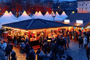 Berlin, Almanya - 9 Aralık 2017: Charlottenburg Sarayı yakınlarındaki Gece Noel Pazarı, Kış Berlin, Almanya. Advent Fuar Dekorasyon ve Çarşı üzerinde El Sanatları Öğeleri ile Tezgahlar.