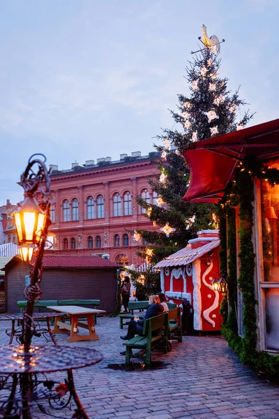 Ryga Łotwa Grudnia 2017 Ludzie Jarmark Bożonarodzeniowy Placu Dome Zimie — Zdjęcie stockowe
