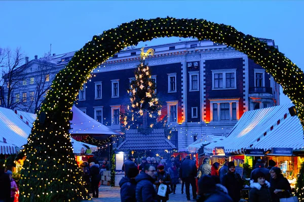 Riga Letland December 2017 Mensen Kerstboom Feestelijke Avond Kerstmarkt Dome — Stockfoto
