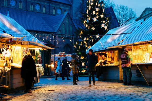 Riga Letland December 2017 Mensen Kerstboom Feestelijke Kerstmarkt Dome Square — Stockfoto