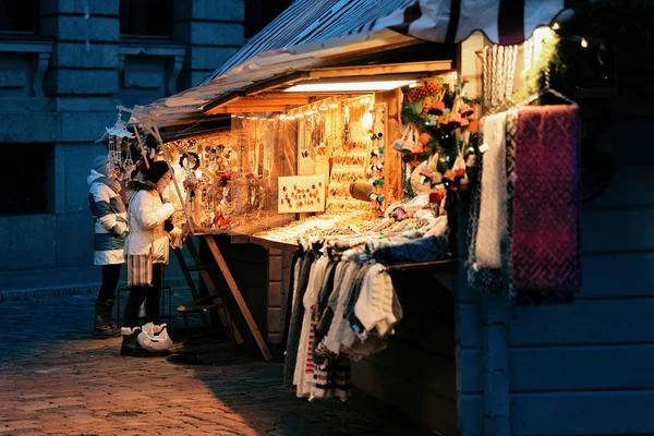 Riga Letônia Dezembro 2017 Pessoas Noite Mercado Natal Praça Dome — Fotografia de Stock