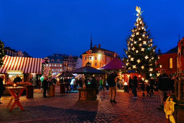 Riga Letland December 2017 Mensen Kerstboom Feestelijke Kerstmarkt Dome Square — Stockfoto