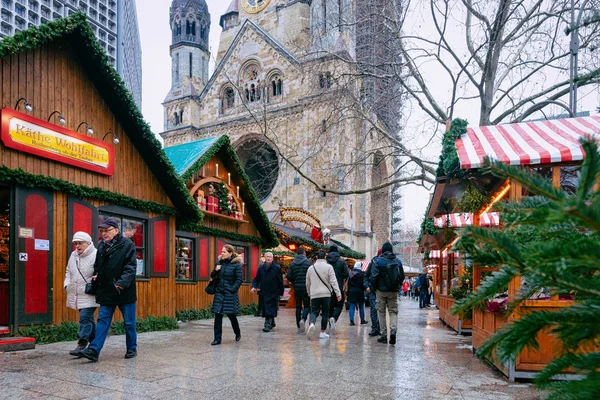 ベルリン ドイツ 2017年12月11日 ドイツの冬ベルリンのカイザー ヴィルヘルム記念教会のクリスマスマーケットでクリスマスツリーとカウンター 工芸品アイテムでアドベントフェアデコレーションと屋台 — ストック写真
