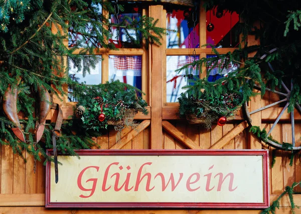 ドイツの冬のベルリンの市庁舎近くのナイトクリスマスマーケットで グルーワインホットワインサインプレート バザールの工芸品アイテムを持つアドベントフェアと屋台 — ストック写真