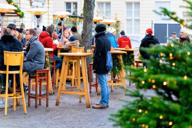 Berlin, Almanya - 9 Aralık 2017: Winter Berlin, Almanya'daki Charlottenburg Sarayı'ndaki Christmas Market sokak kafede insanlar. Çarşıda El Sanatları Öğeleri ile Advent Fuar Dekorasyon ve Tezgahlar.