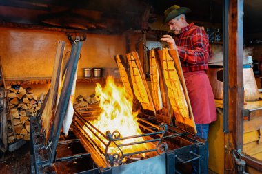 Berlin, Almanya - 9 Aralık 2017: Winter Berlin,Almanya'daki Charlottenburg Sarayı'nda Gece Noel Pazarı'nda balık içen adam.