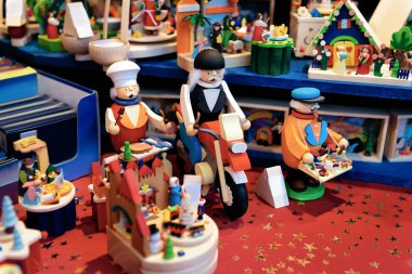 Almanya 'nın başkenti Berlin' deki Jandarma Market 'te Noel Pazarı' nda tahta oyuncaklar. Çarşıdaki El Sanatları Ögeleriyle Adil Dekorasyon ve Oyalamalar.