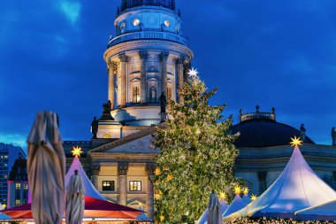 Kış Berlin Gendarmenmarkt meydanında Noel Pazarı, Almanya. Advent Fuarı Dekorasyon ve Tezgahlar Çarşı üzerinde El Sanatları Öğeleri ile.