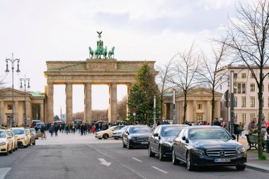 Berlin, Almanya - 8 Aralık 2017: Berlin'de Brandenburg Gate Building ile Street, Almanya
