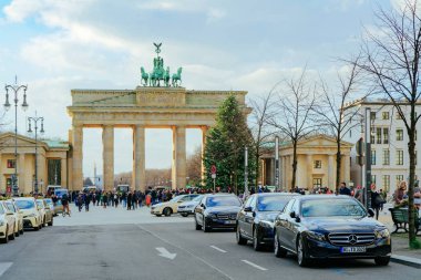 Berlin, Almanya - 8 Aralık 2017: Almanya'nın Berlin kentinde Brandenburg Gate Binası ile Sokak