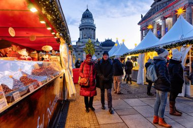 Berlin, Almanya - 8 Aralık 2017: Winter Berlin Gendarmenmarkt'ta Noel Pazarı'nda insanlar, Almanya. Advent Fuarı Dekorasyon ve Tezgahlar Çarşı üzerinde El Sanatları Öğeleri ile.