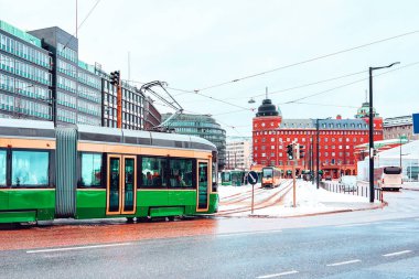 Finlandiya Merkez Tren İstasyonu'nda tramvay çalışan, Helsinki, kışın.