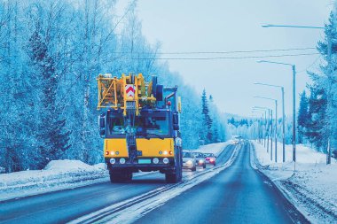 Finlandiya'da Lapland Snow Winter Road kamyon