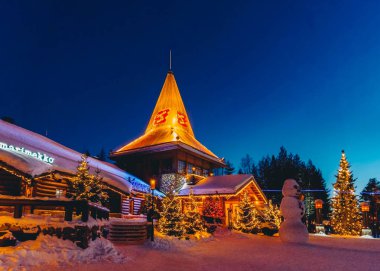 Rovaniemi, Finlandiya - 5 Mart 2017: Finlandiya'nın Laponya'daki Rovaniemi'deki Noel Baba Köyü'ndeki Noel Baba Ofisi yakınlarında kardan adam.
