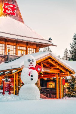 Rovaniemi, Finlandiya - 5 Mart 2017: Finlandiya'nın Laponya'daki Rovaniemi'deki Santa Claus Köyündeki Noel Baba Ofisinde Kardan Adam.