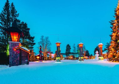 Rovaniemi, Finlandiya - 6 Mart 2017: Finlandiya'nın Laponya'daki Rovaniemi'deki Noel Baba Köyünde Arctic Circle Fenerleri.