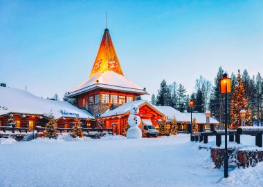 Rovaniemi, Finlandiya - 6 Mart 2017: Finlandiya'nın Laponya'daki Rovaniemi'deki Santa Claus Köyünde Noel Baba Ofisinde Kardan Adam.