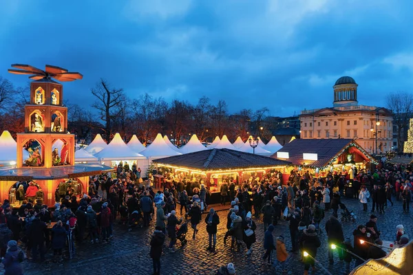 Berlin Németország December 2017 Emberek Éjjel Karácsonyi Piac Charlottenburg Palota — Stock Fotó