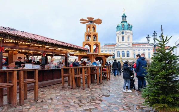 Berlín Alemania Diciembre 2017 Gente Mercado Navidad Charlottenburg Palace Winter —  Fotos de Stock