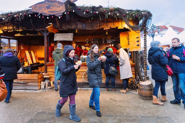 Berlin Jerman Desember 2017 Orang Orang Makan Makanan Pasar Natal — Stok Foto