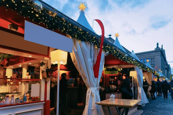 ドイツ ウィンターベルリンのゲンダルメンマルクトのナイトクリスマスマーケットで屋台 バザールの工芸品アイテムを持つアドベントフェアデコレーションと屋台 — ストック写真