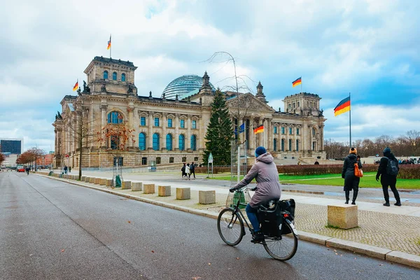 Berlín Alemania Diciembre 2017 Mujer Bicicleta Reichstag Berlín Alemania — Foto de Stock